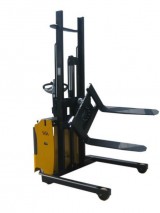Electric stacker with rotating FEM carriage
